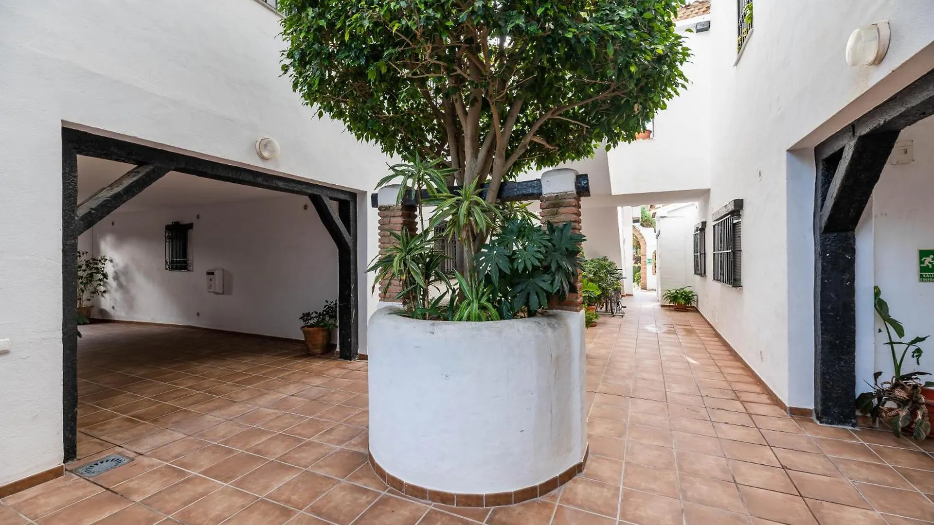 Calahonda Cozy Corner Apartment Sitio de Calahonda