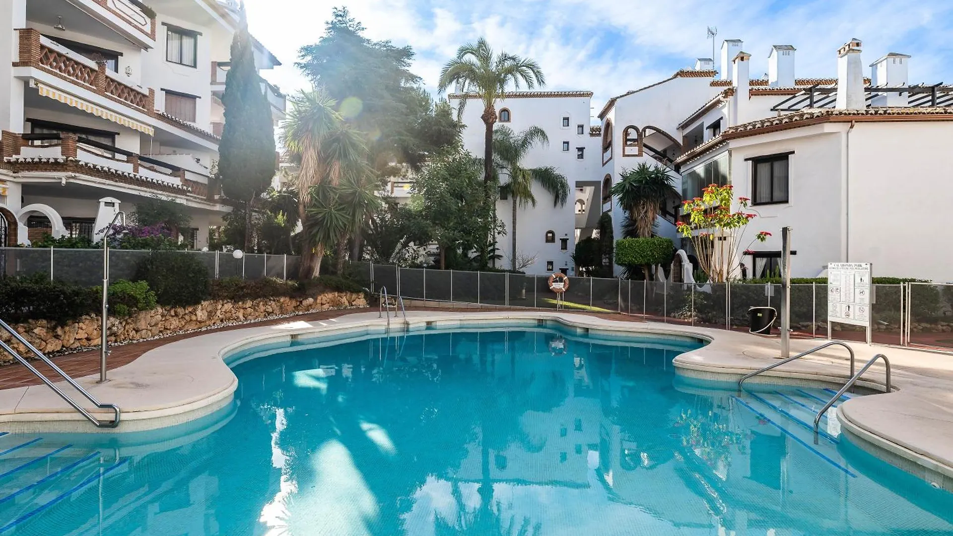 Calahonda Cozy Corner Apartment Sitio de Calahonda