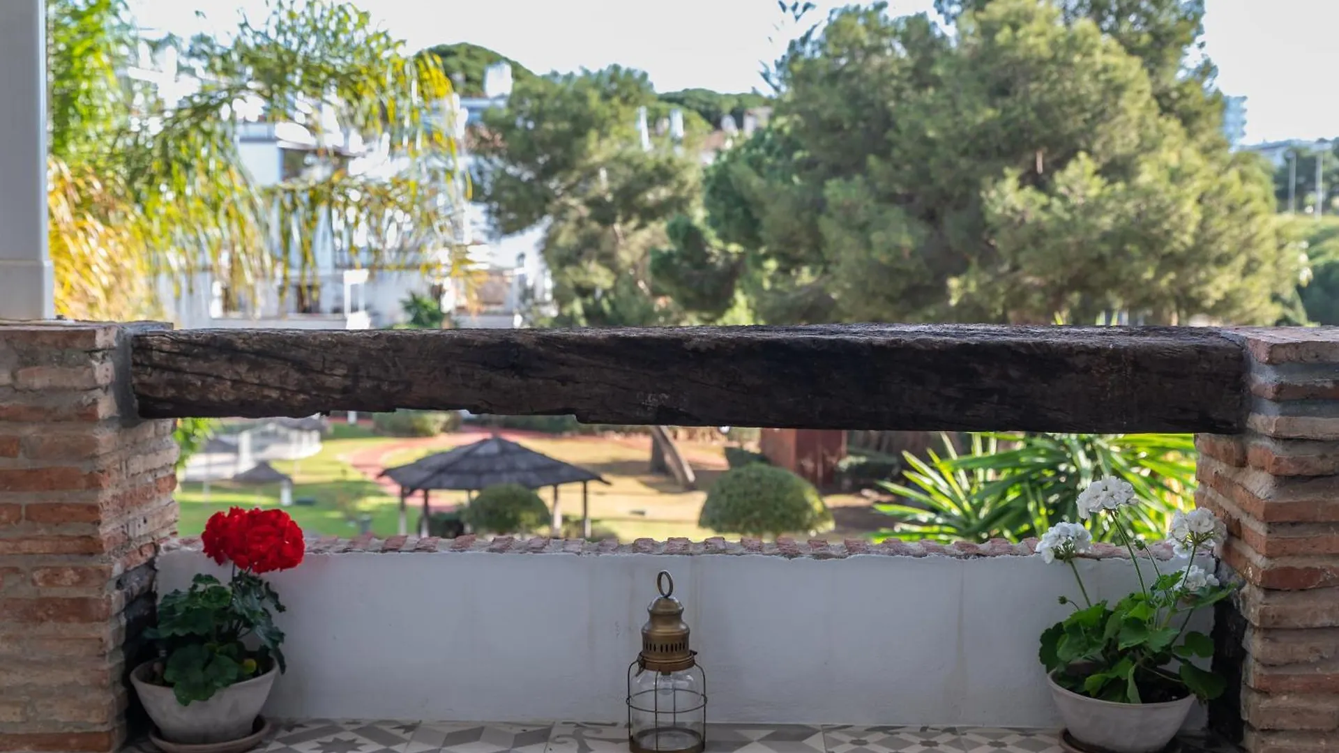 Calahonda Cozy Corner Apartment Sitio de Calahonda