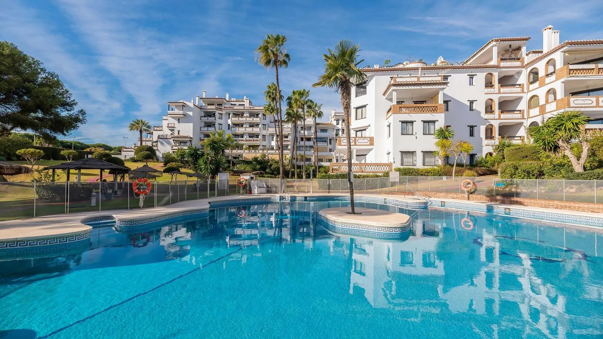 Calahonda Cozy Corner Apartment Sitio de Calahonda