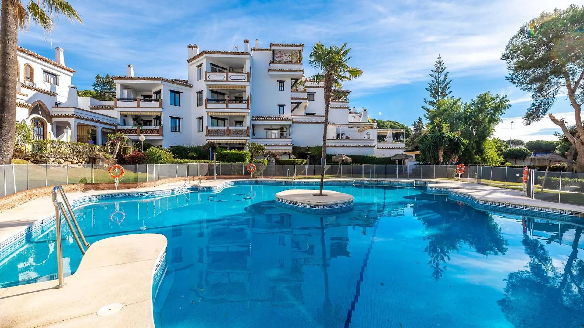 Calahonda Cozy Corner Apartment Sitio de Calahonda