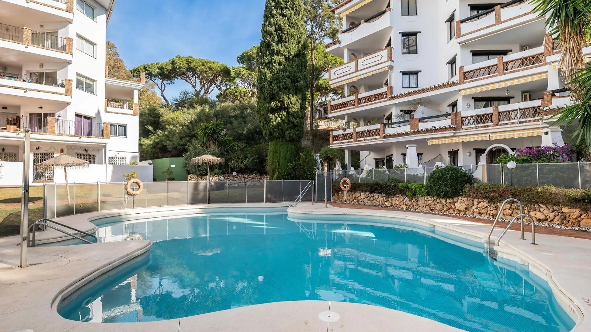 Calahonda Cozy Corner Apartment Sitio de Calahonda