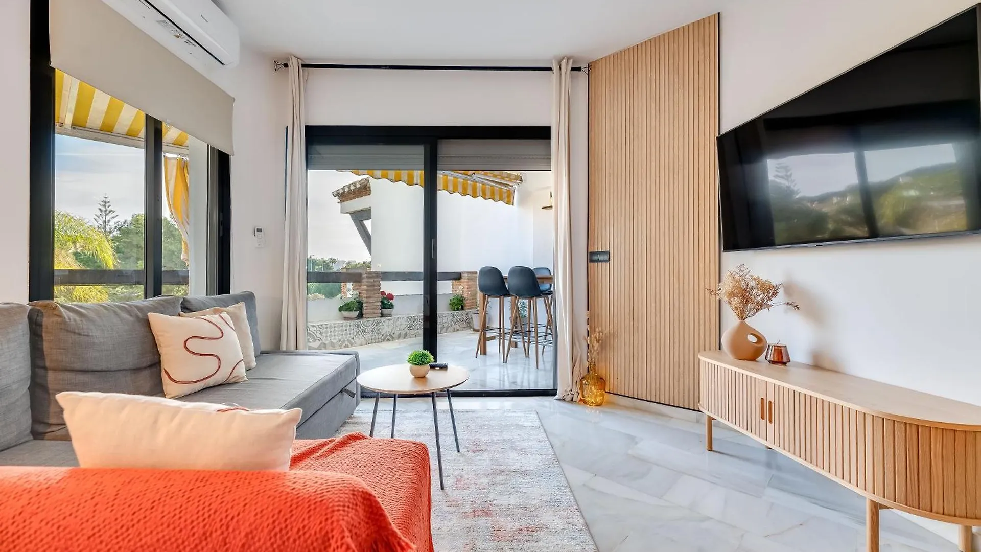 Calahonda Cozy Corner Apartment Sitio de Calahonda