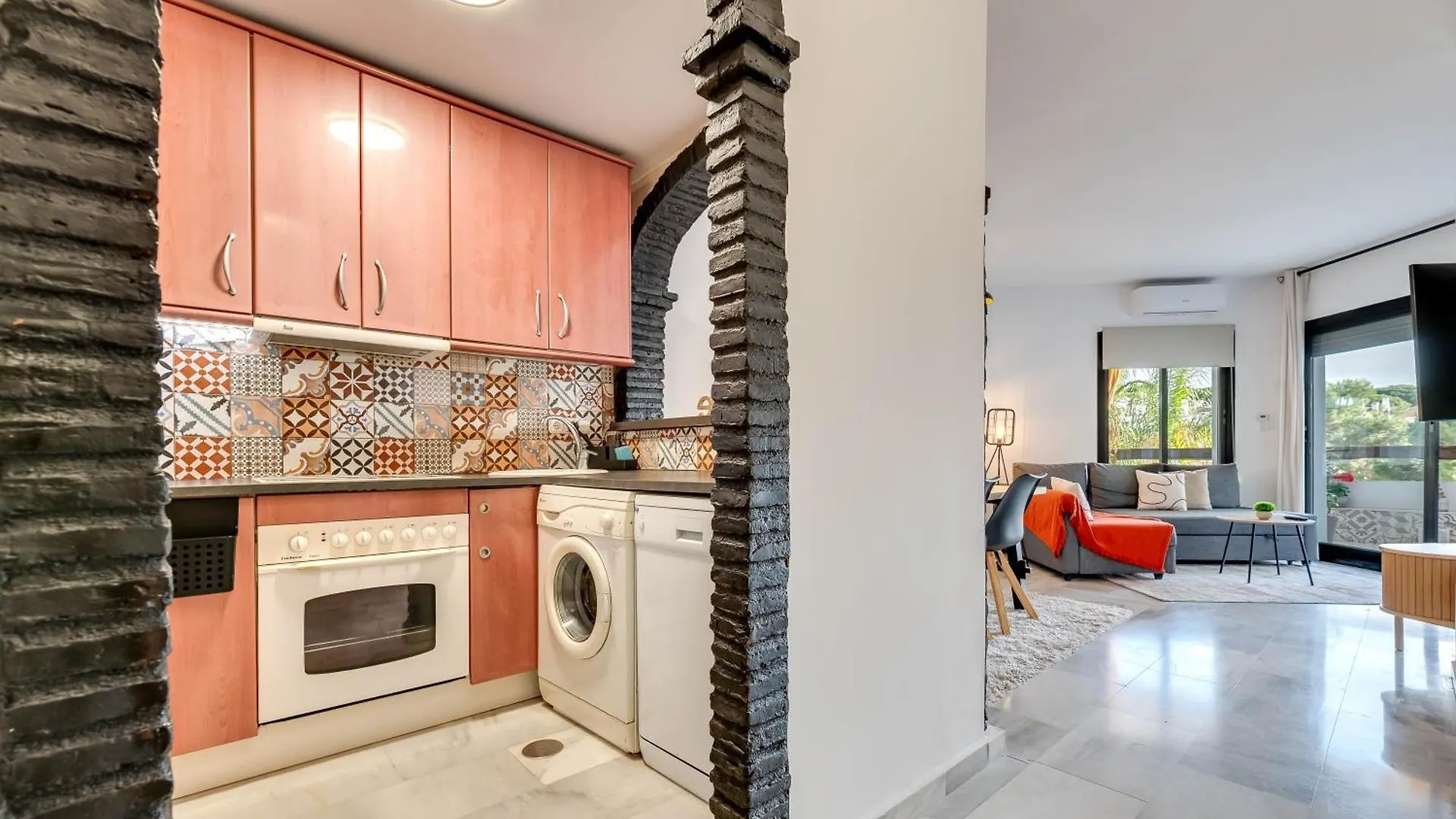 Calahonda Cozy Corner Apartment Sitio de Calahonda