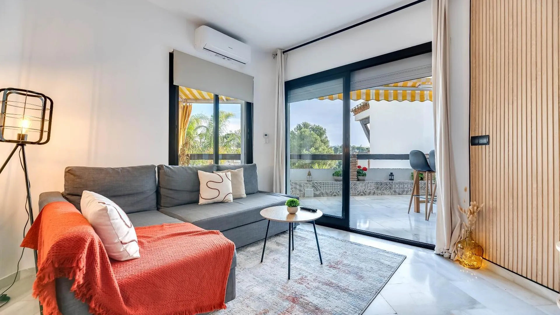 Calahonda Cozy Corner Apartment Sitio de Calahonda